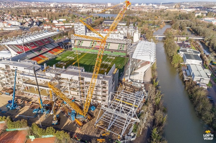 Demag CC 3800-1 lifts new stand at football stadium